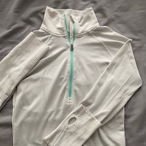 **SOLD** Lululemon Lightweight Quarter Zip (s. 4)